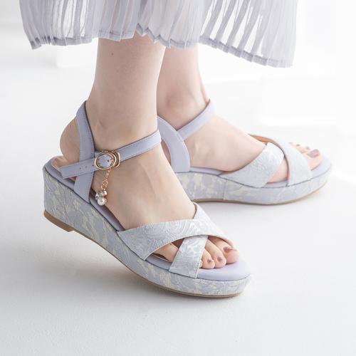 ＜ふわさら＞2WAYチャーム付きストラップウエッジサンダル