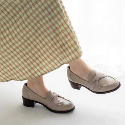 ライトベージュ