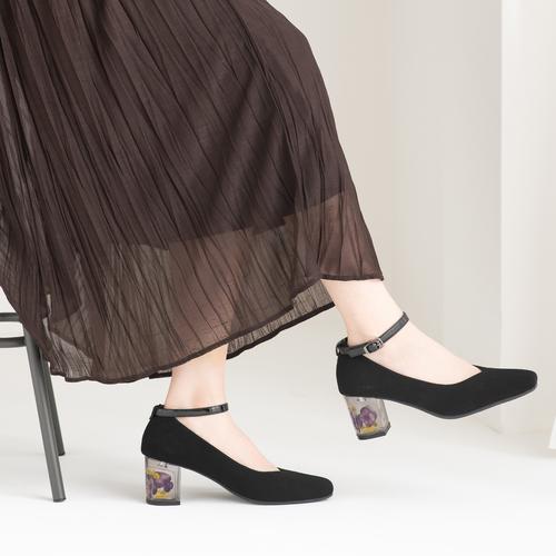 【ふわさら】フラワークリアヒールストラップパンプス