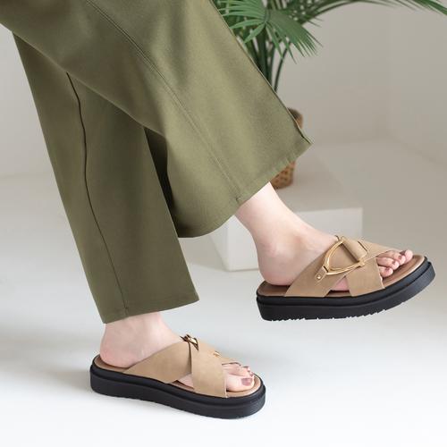 ゴールドバックルクロスベルトフラットサンダル