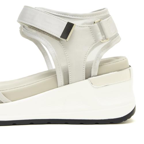 �r�W���[�V�A�[�X�|�[�c�T���_��