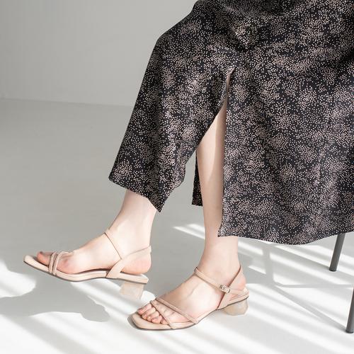 ビジューラインストラップクリアヒールサンダル