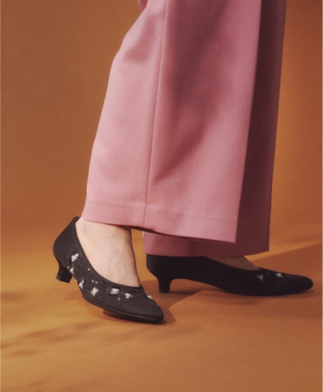 flower embroidery pumps